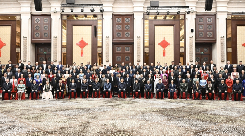 习近平接见新疆各族各界代表